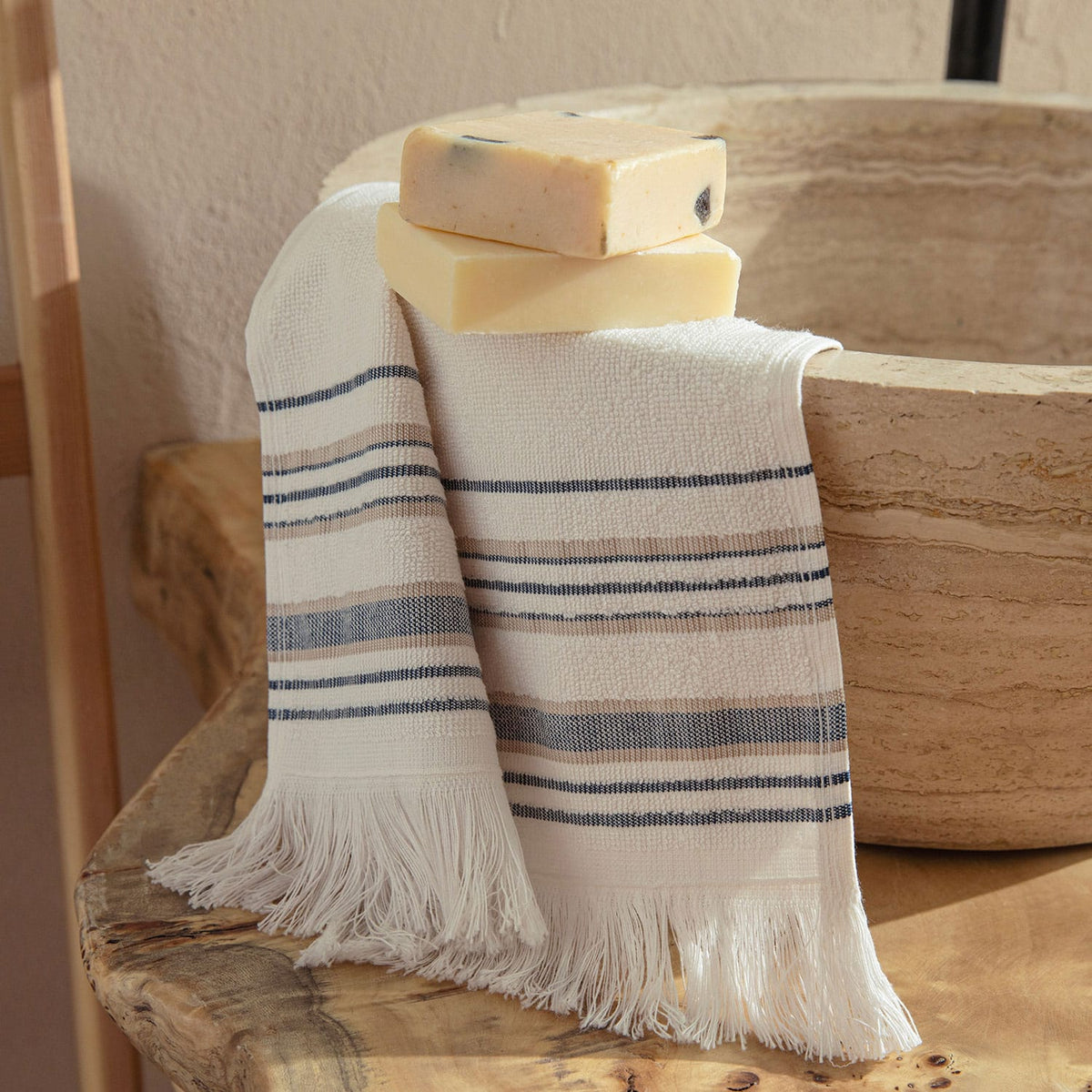 Derin Hand Towel 30x50cm Off White / Marine Blue