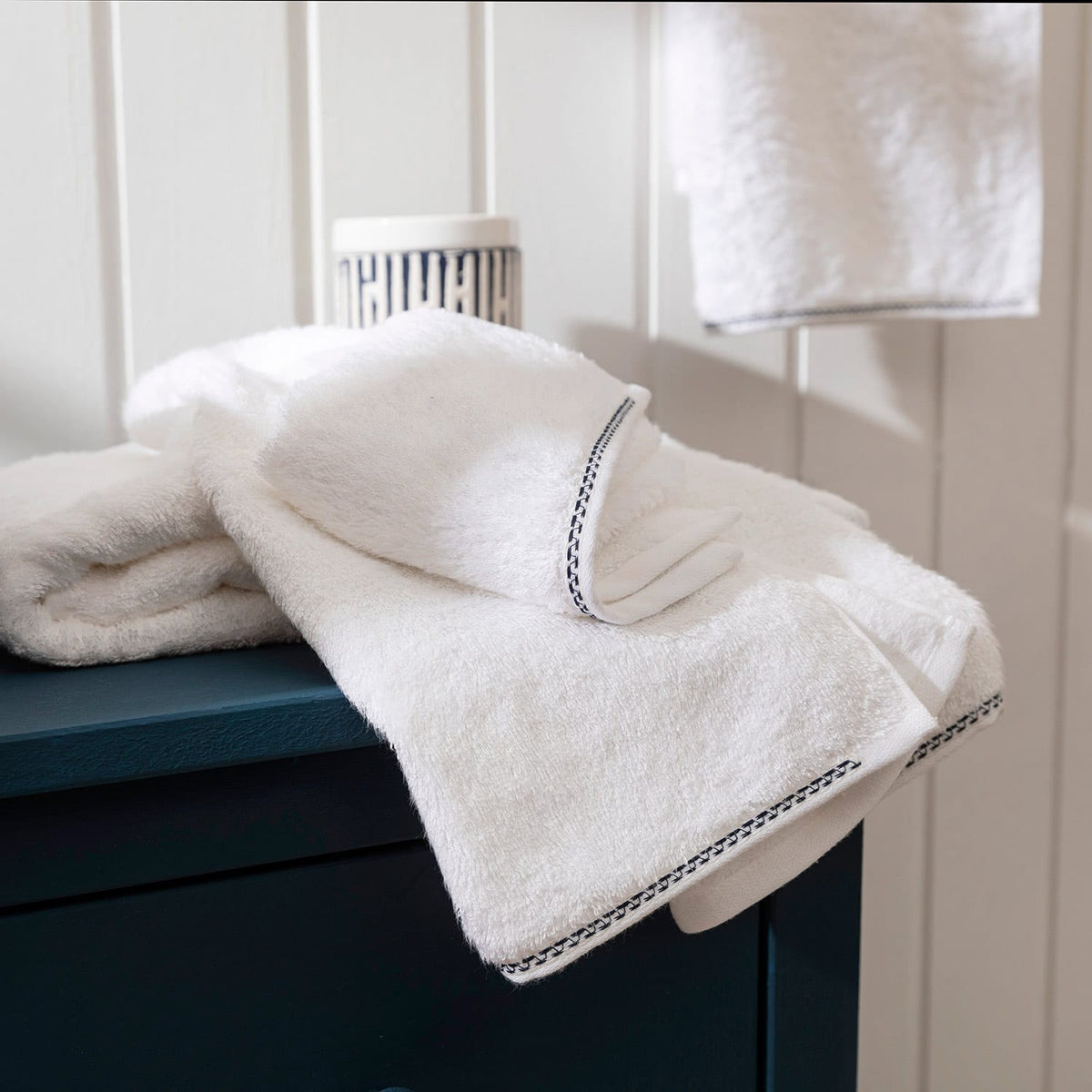 Madeline Hand Towel 30x50cm White / Marine Blue