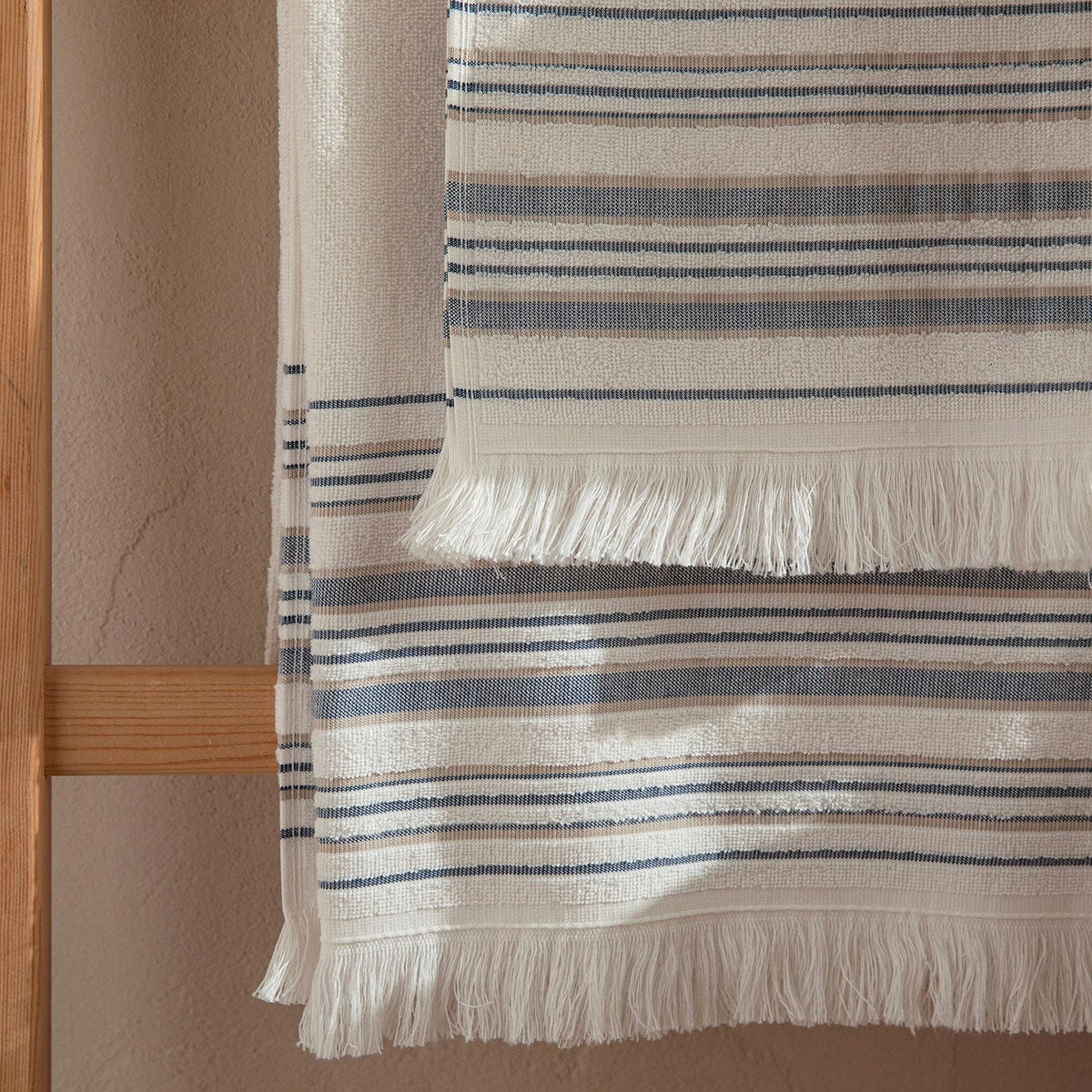 Derin Bamboo Face Towel 50x90cm Off White / Marine Blue