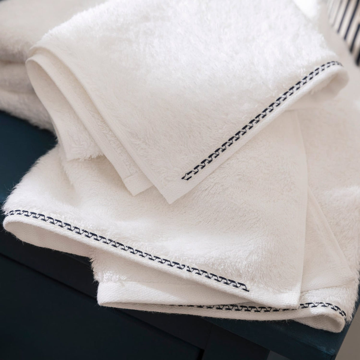 Madeline Face Towel 50x90cm White / Marine Blue