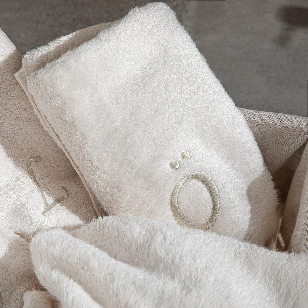 Solid Embroidered Face Towel (L) 50x90cm Ecru