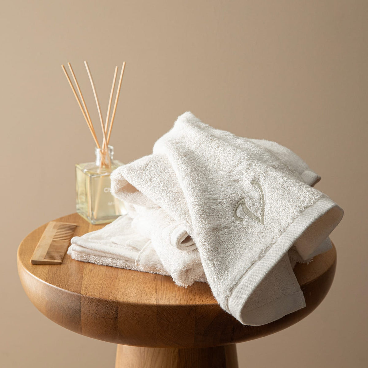 Solid Embroidered Face Towel (V) 50x90cm Ecru